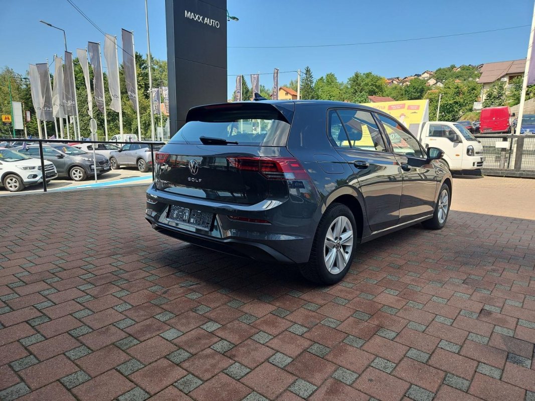 Automobil
