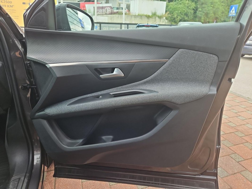 Automobil