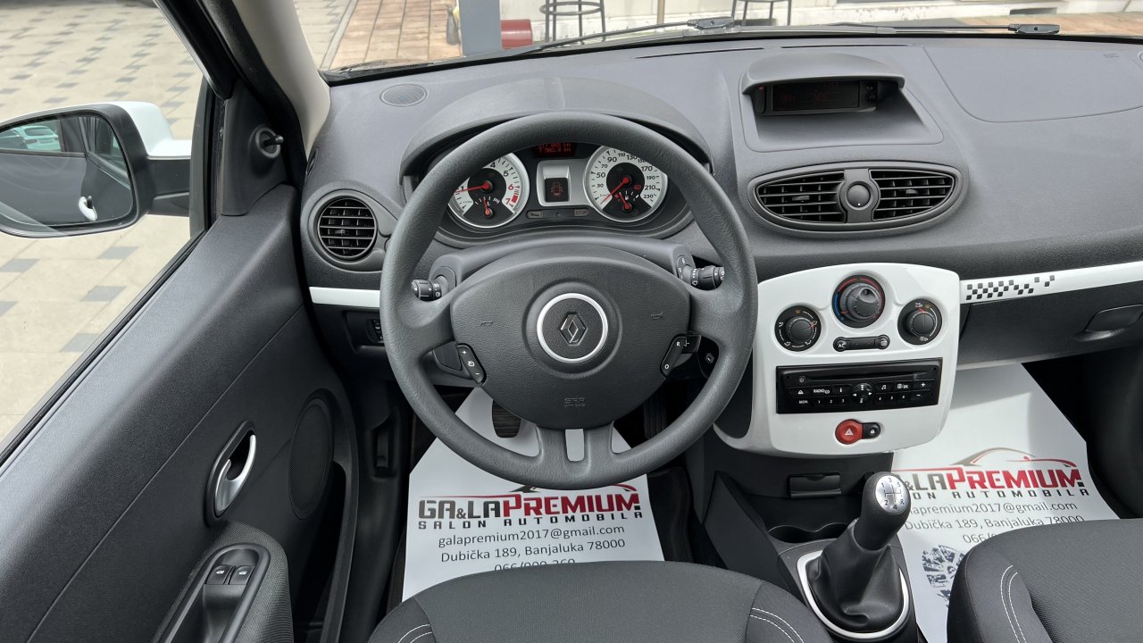Automobil