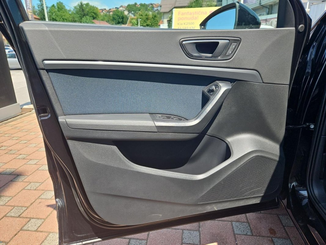 Automobil