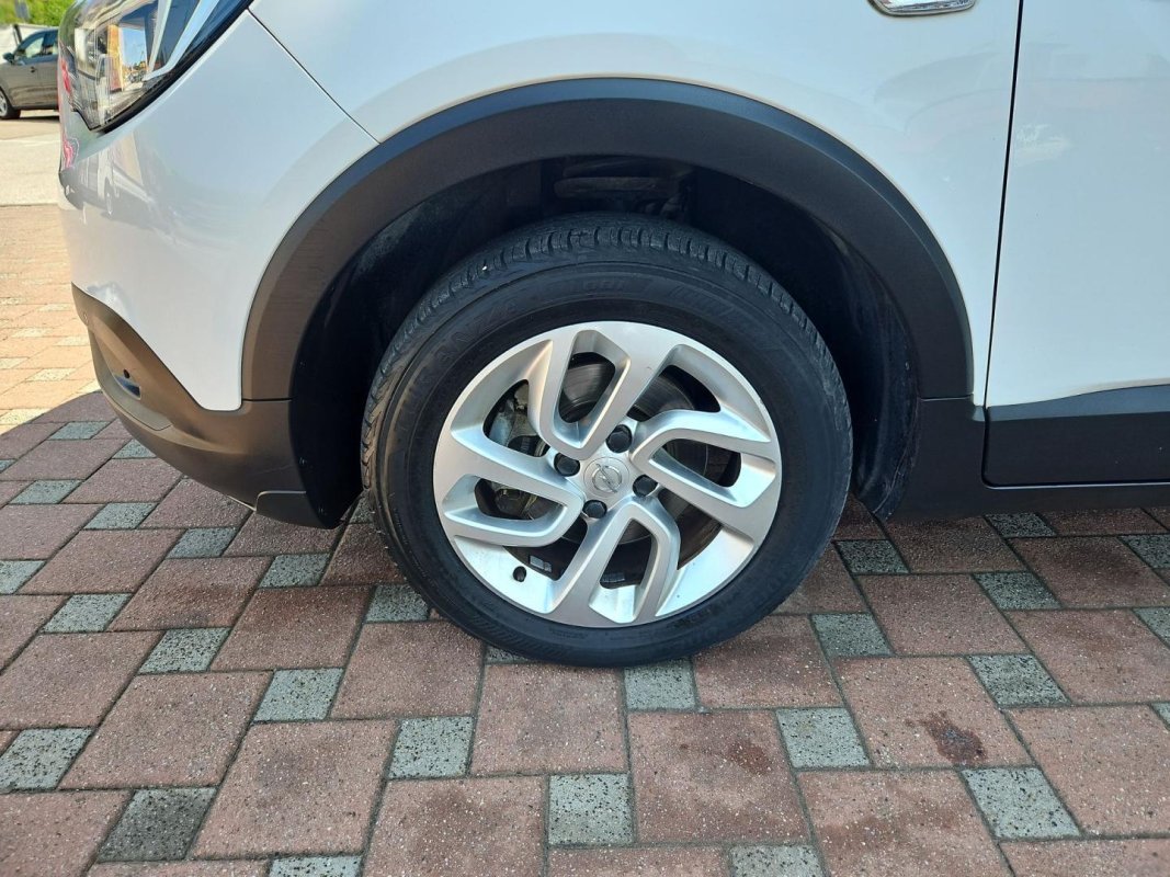 Automobil