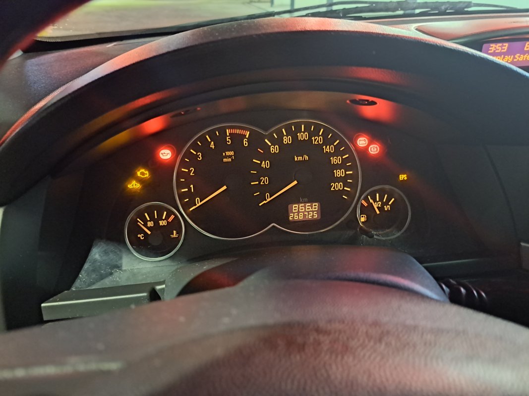 Automobil
