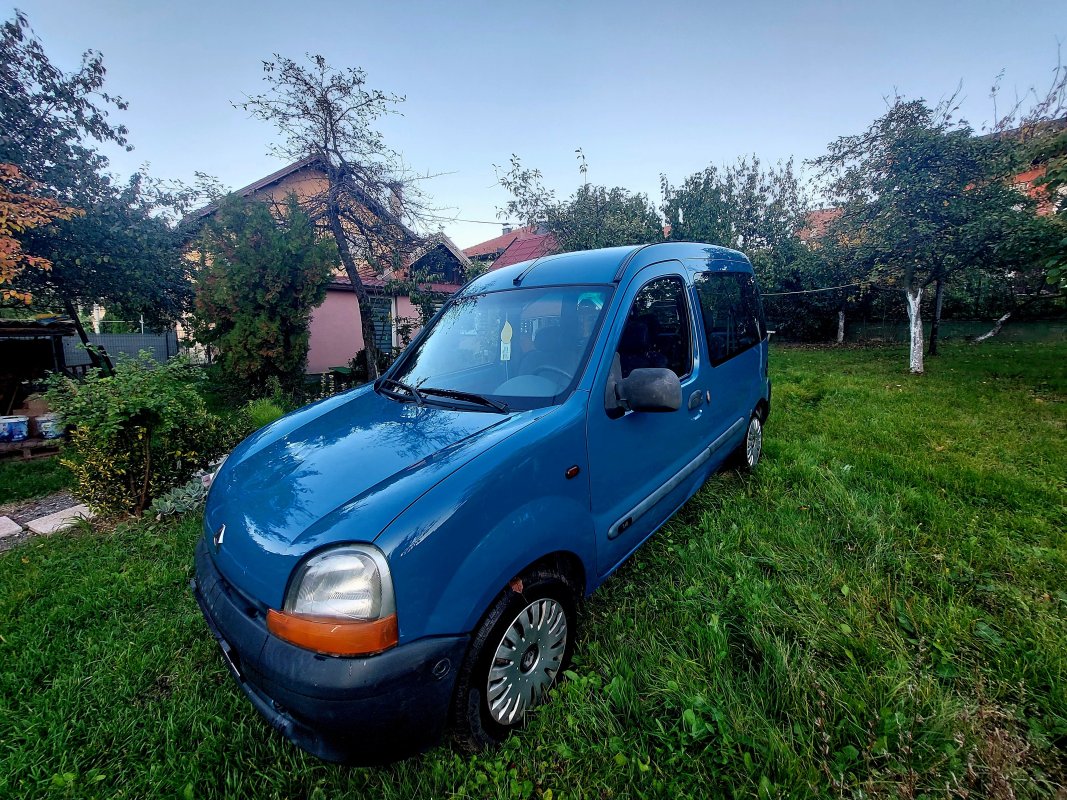 Automobil