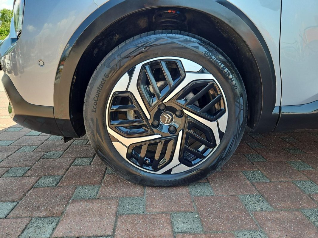 Automobil