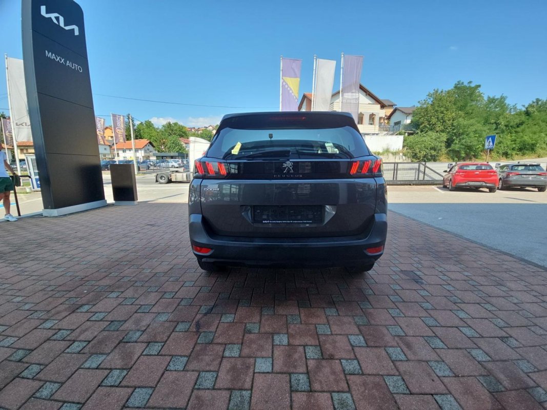 Automobil