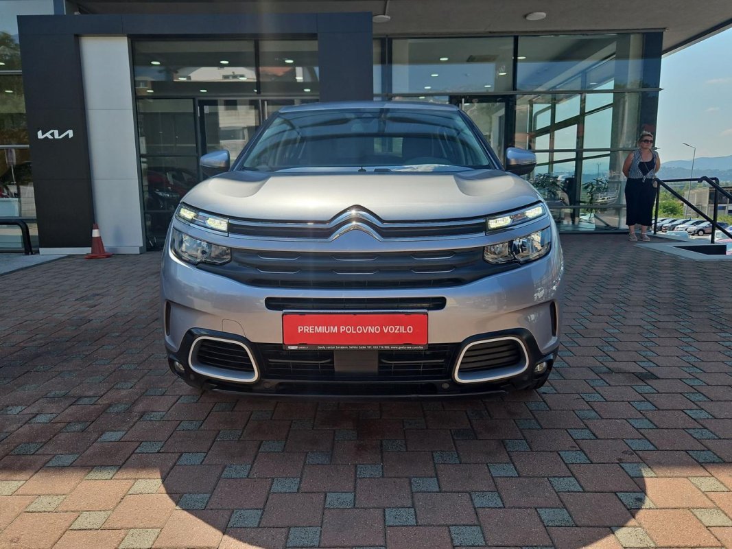 Automobil