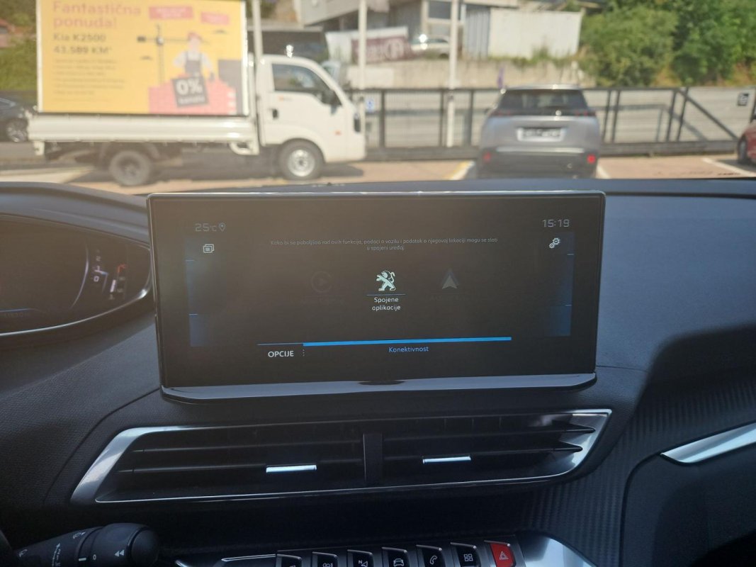Automobil