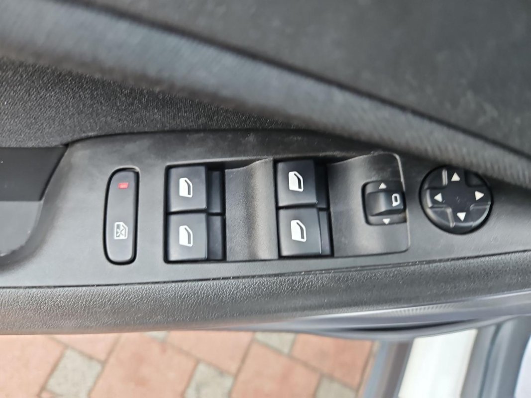 Automobil