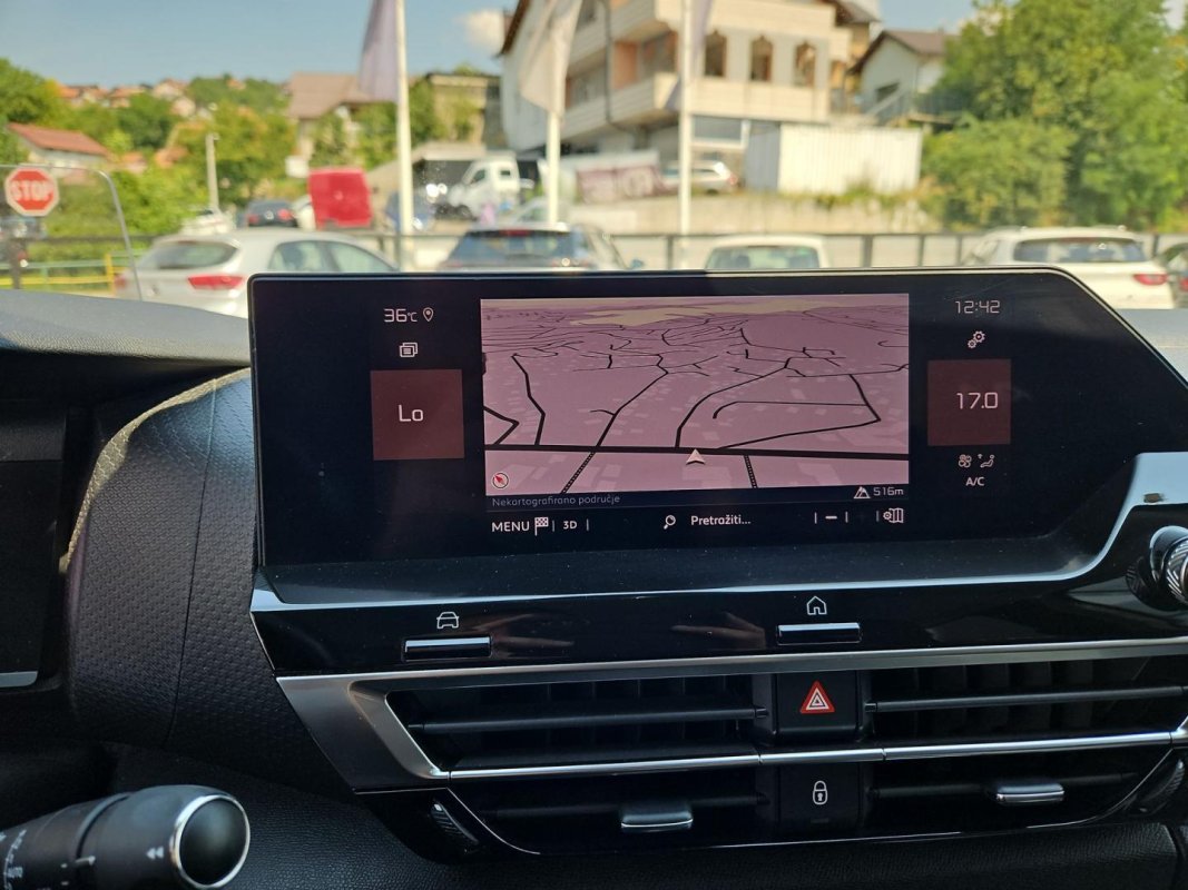 Automobil