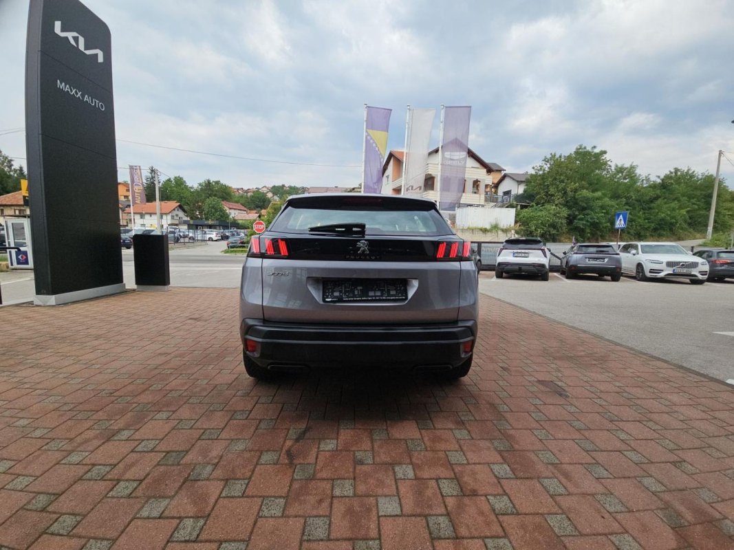 Automobil