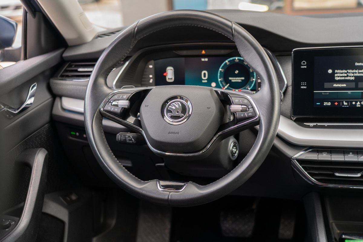 Automobil
