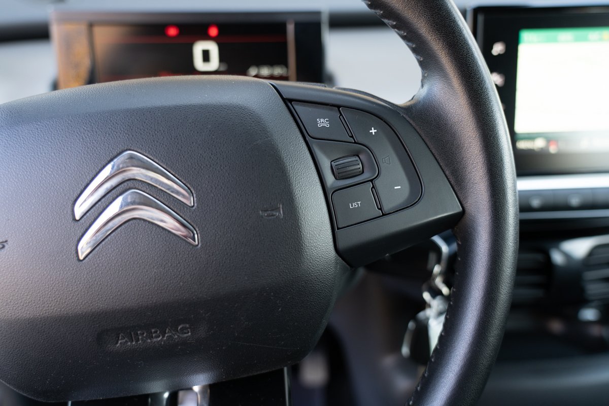Automobil