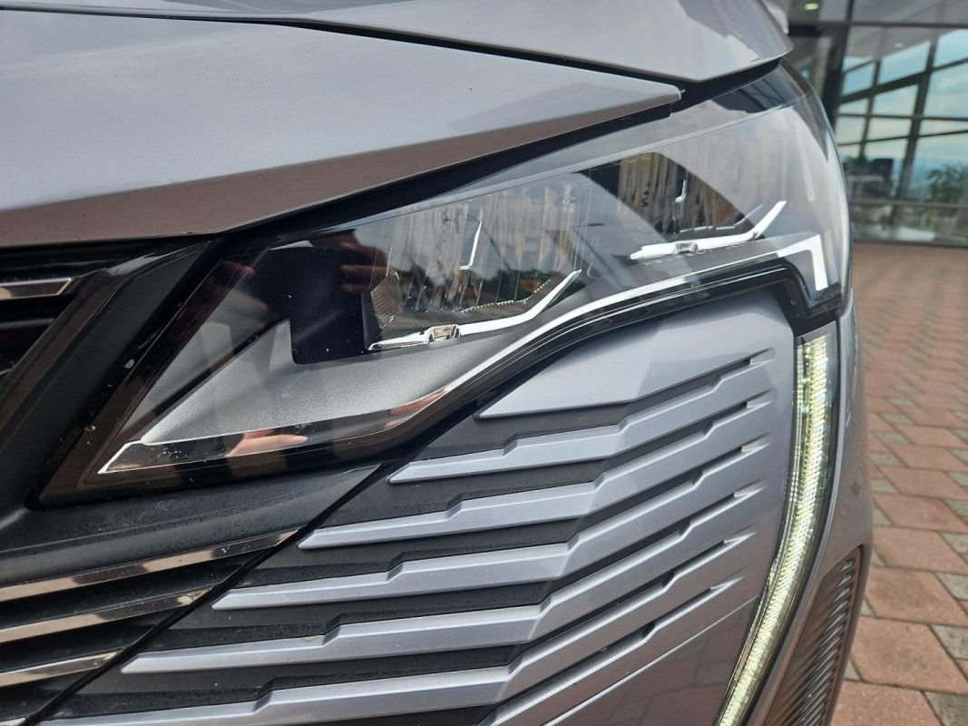 Automobil