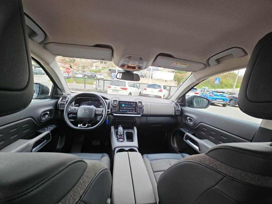 Automobil