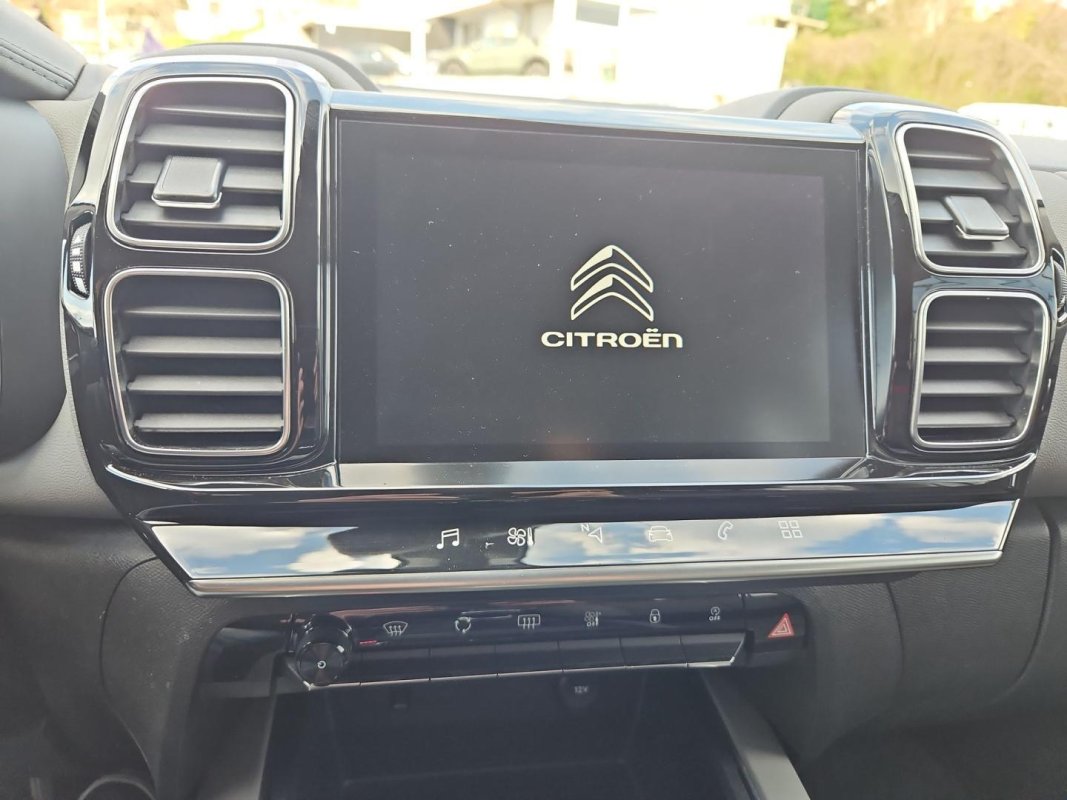 Automobil