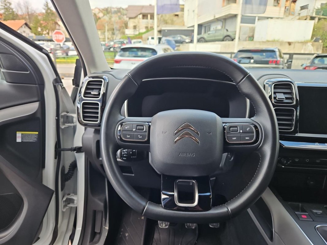 Automobil