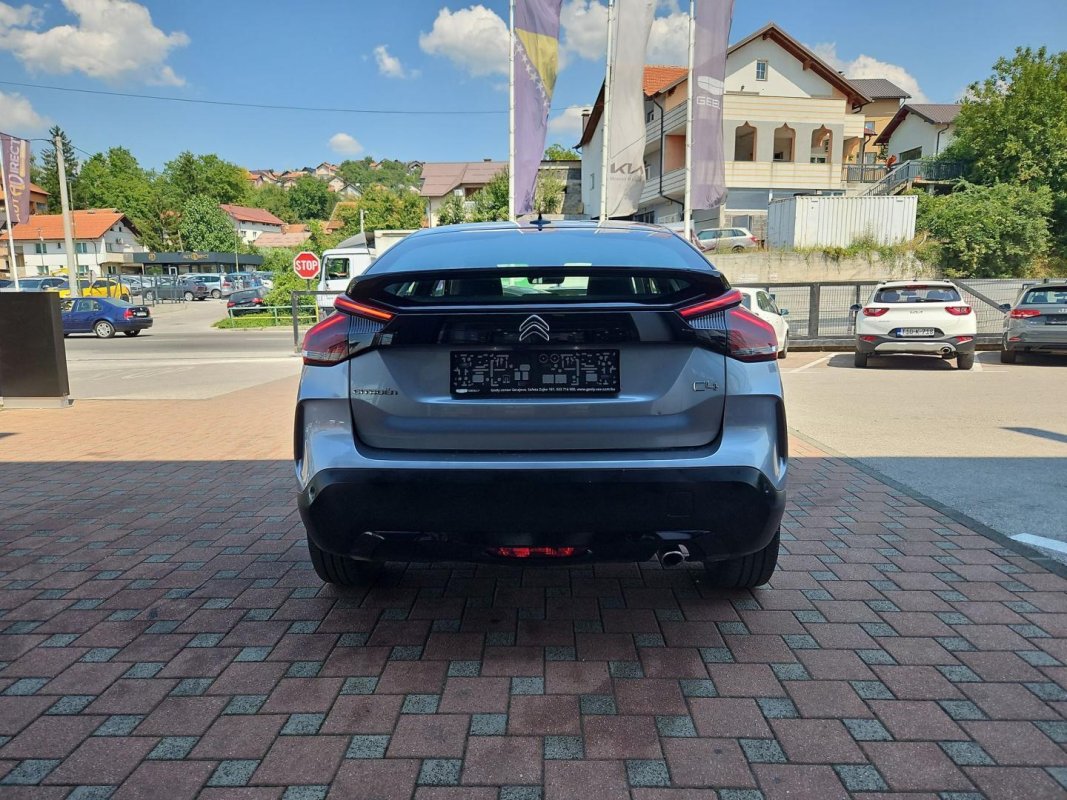 Automobil
