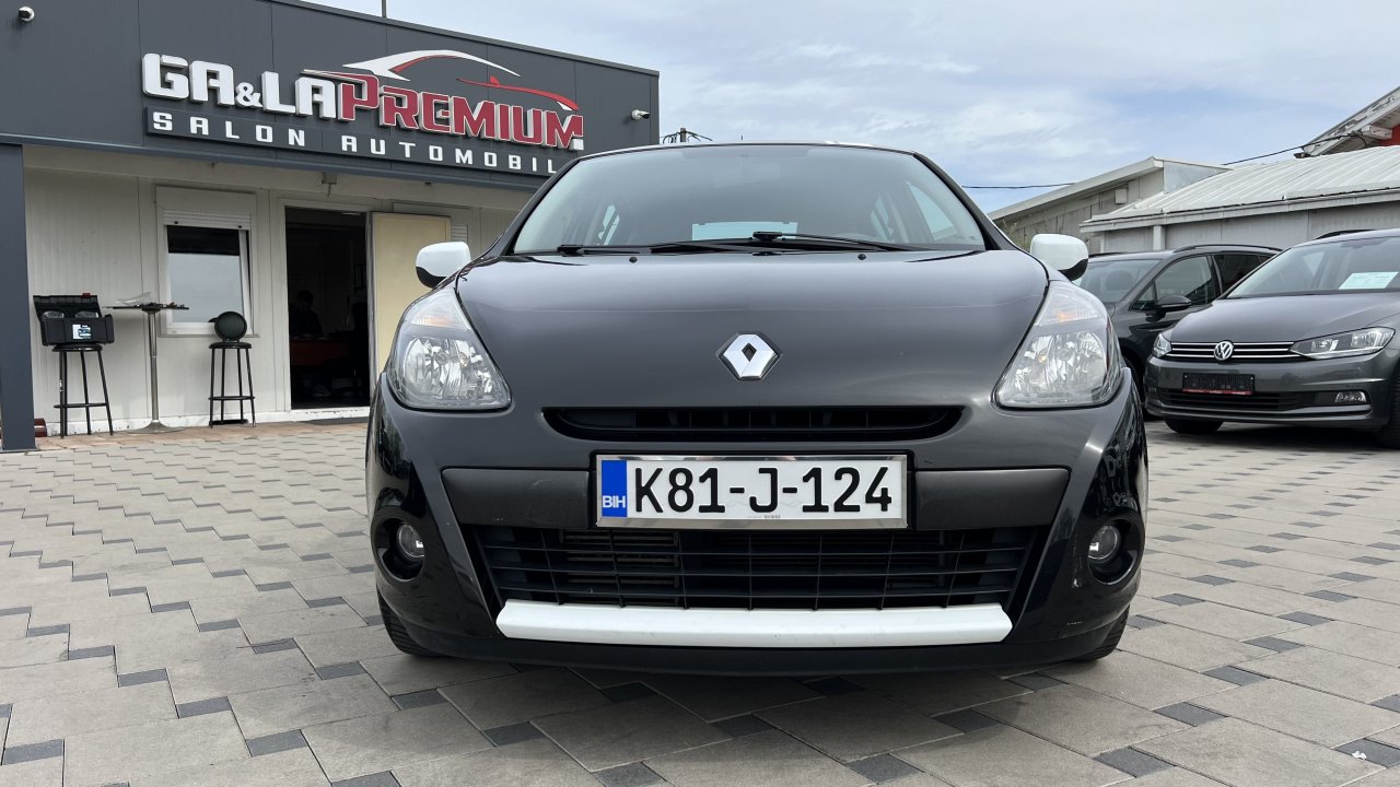 Automobil
