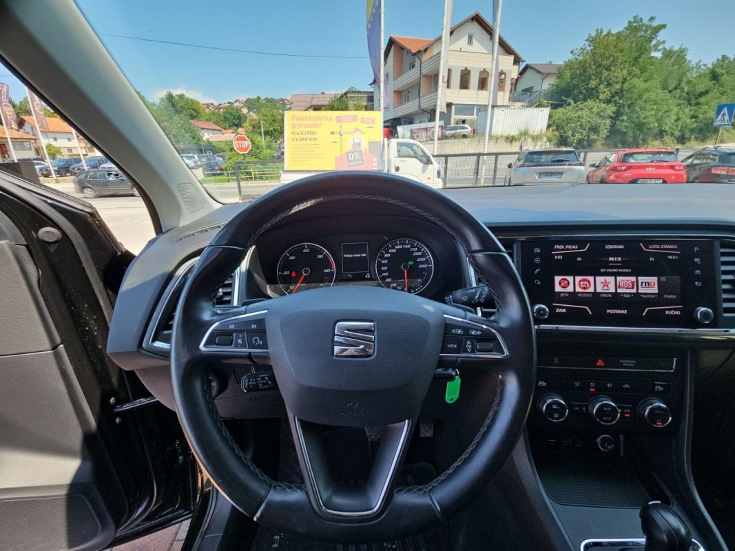 Automobil