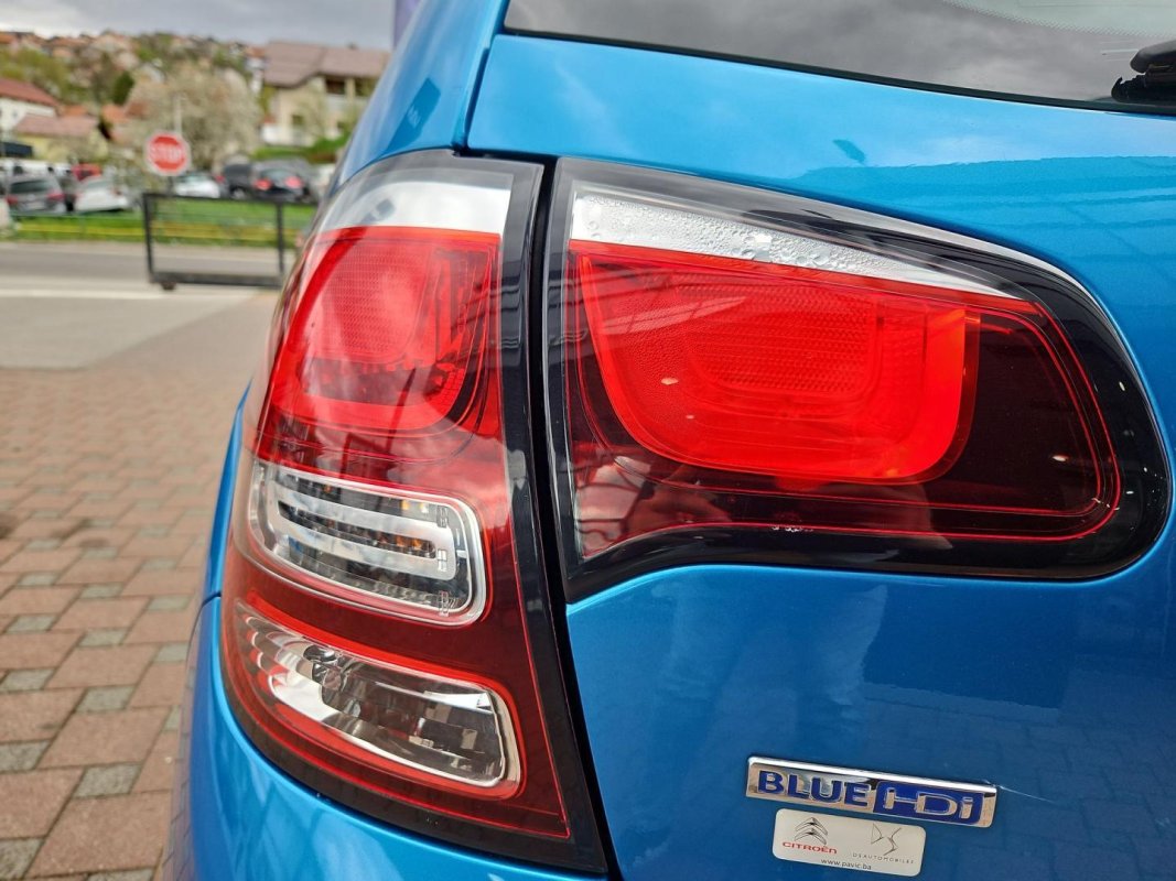 Automobil
