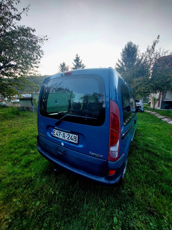Automobil