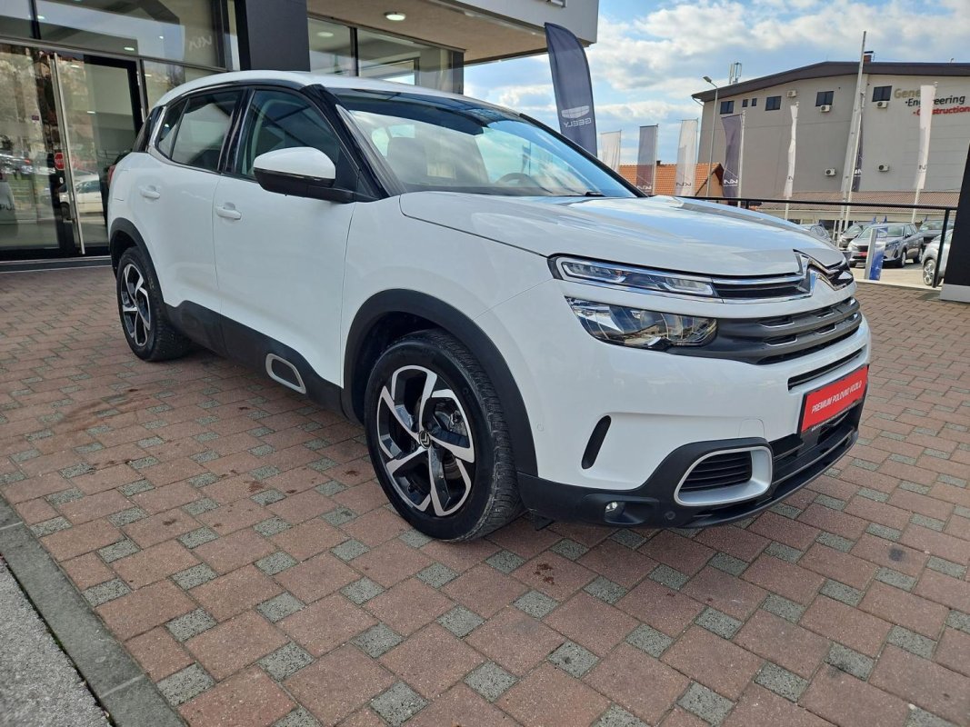 Automobil