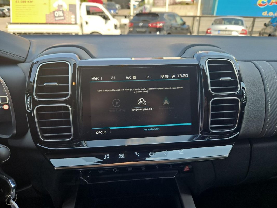Automobil