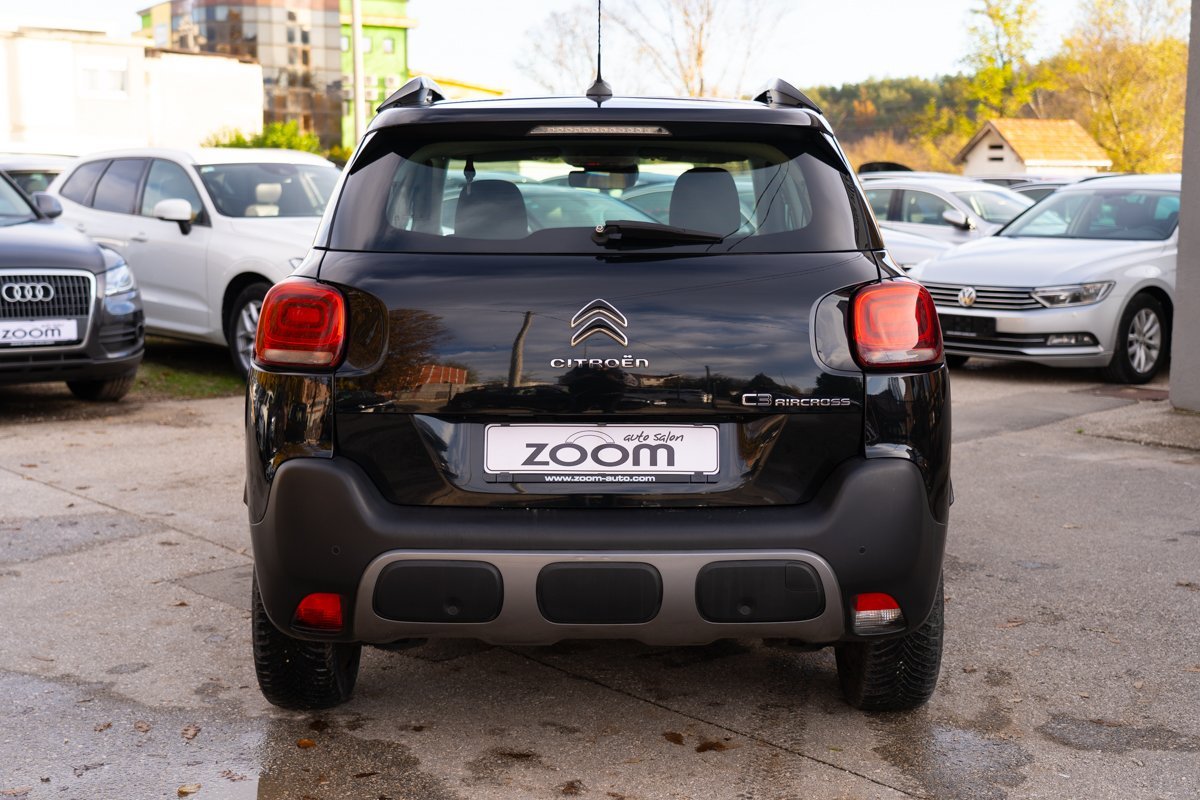 Automobil
