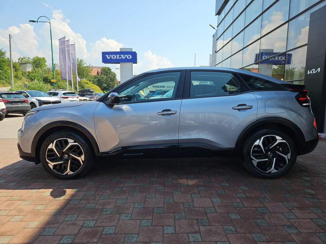 Automobil
