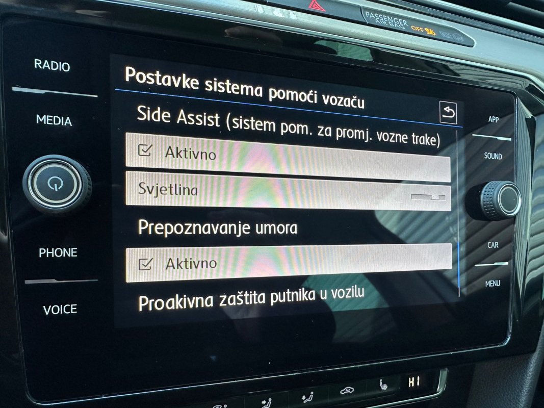 Automobil