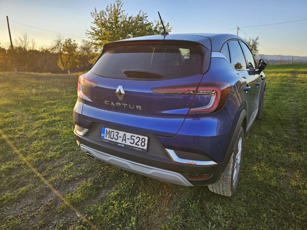 Automobil