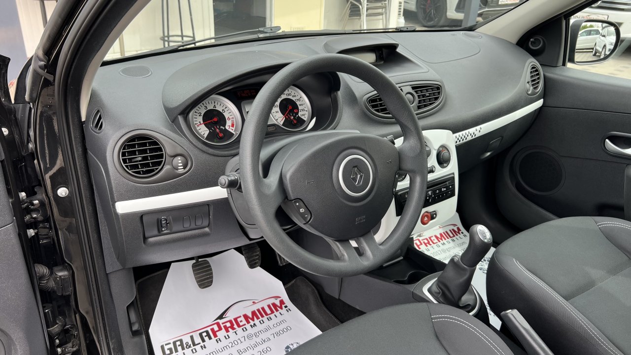 Automobil