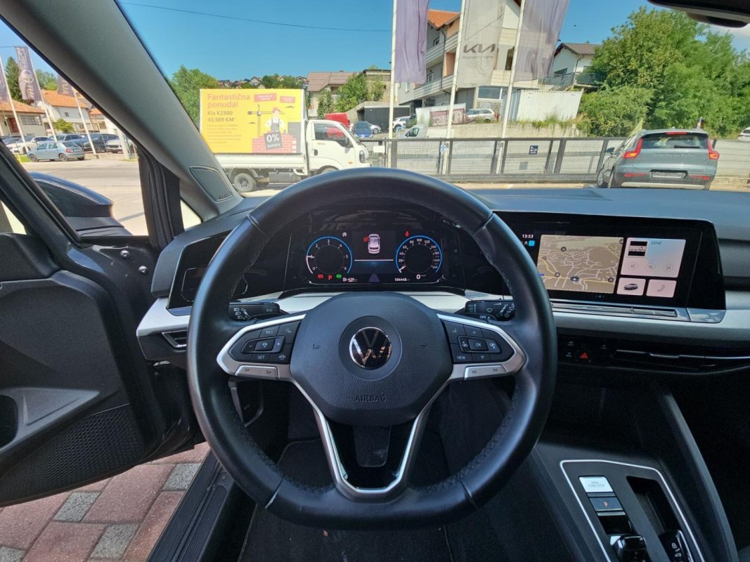 Automobil