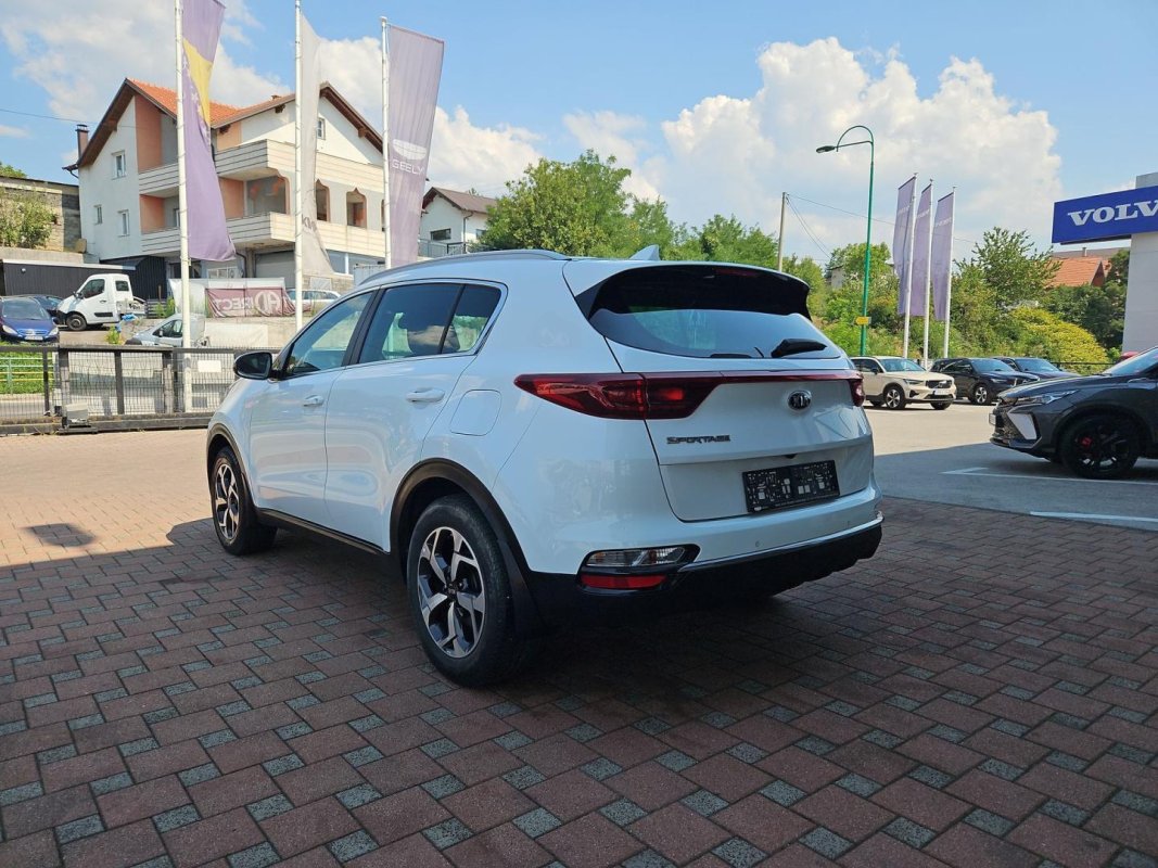 Automobil