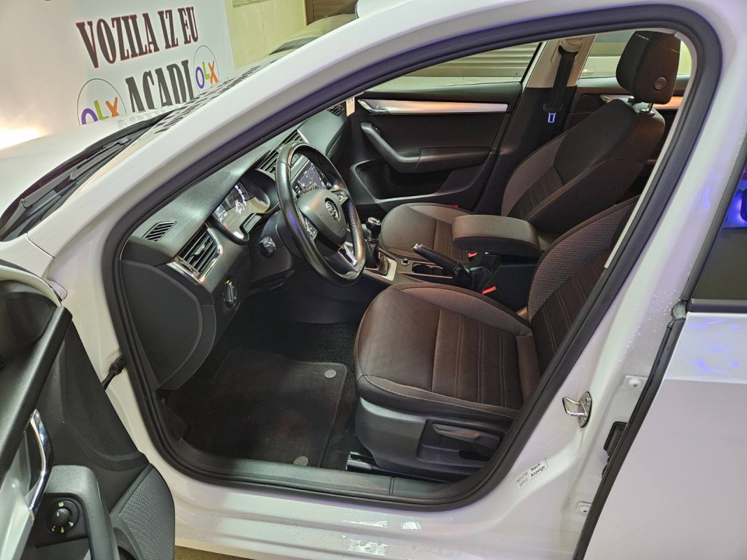 Automobil