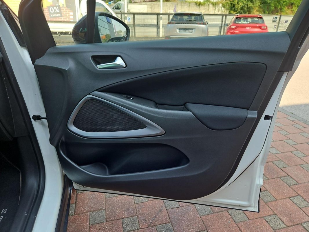 Automobil