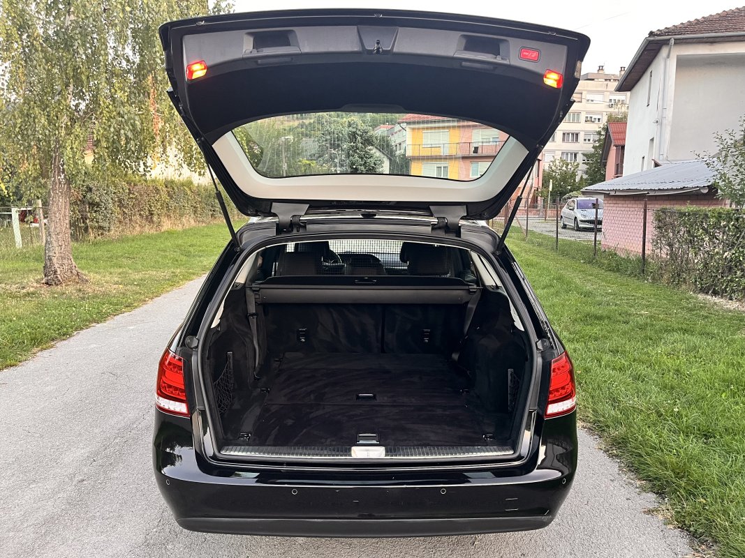 Automobil