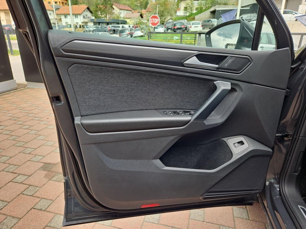 Automobil