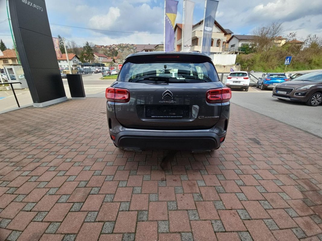 Automobil