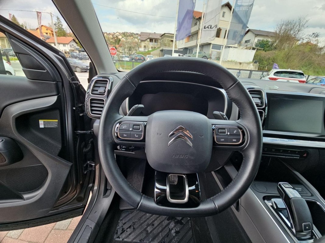 Automobil