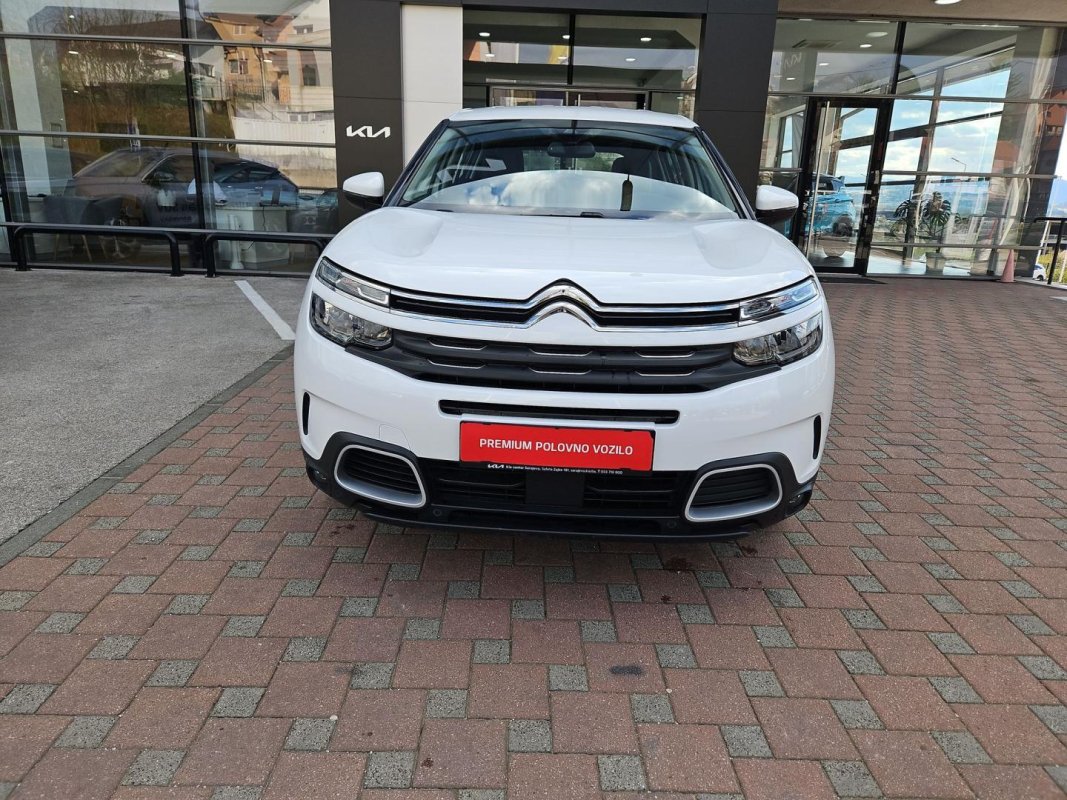 Automobil