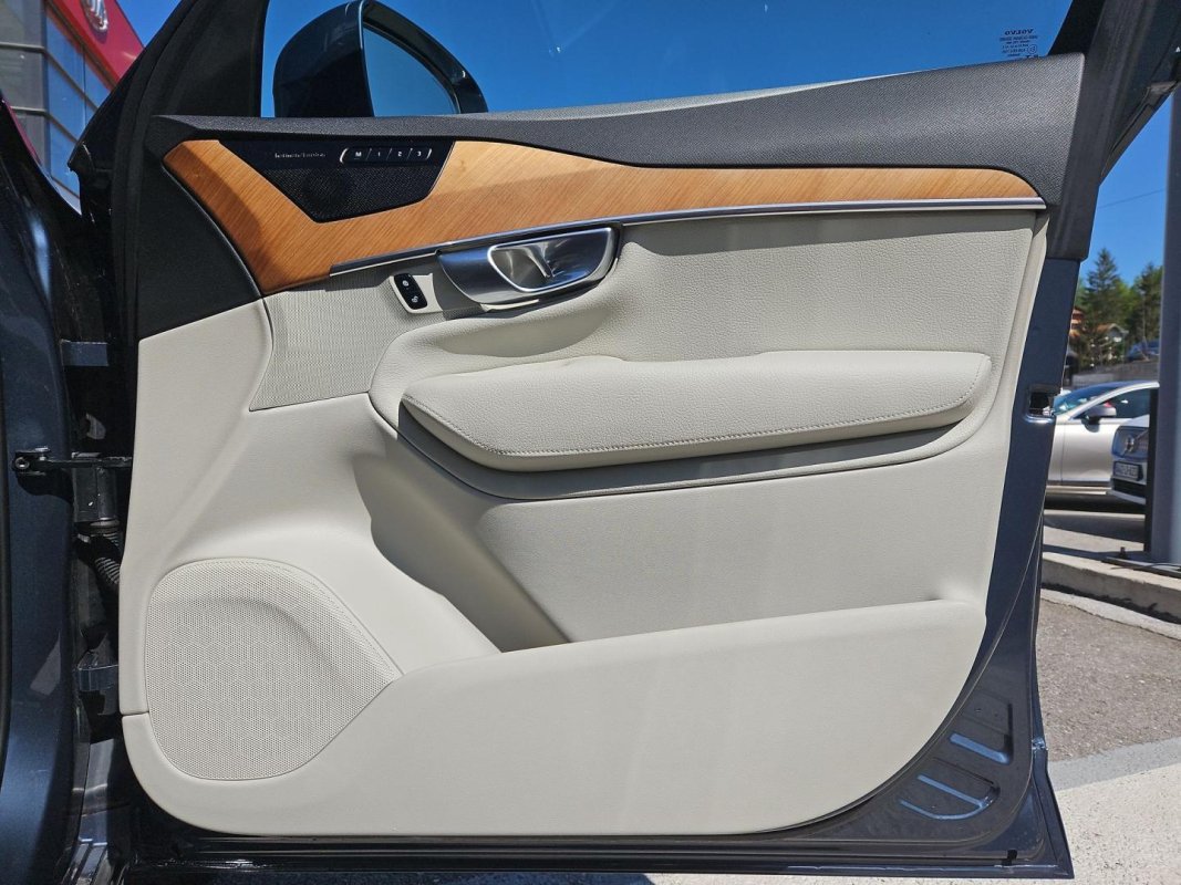 Automobil