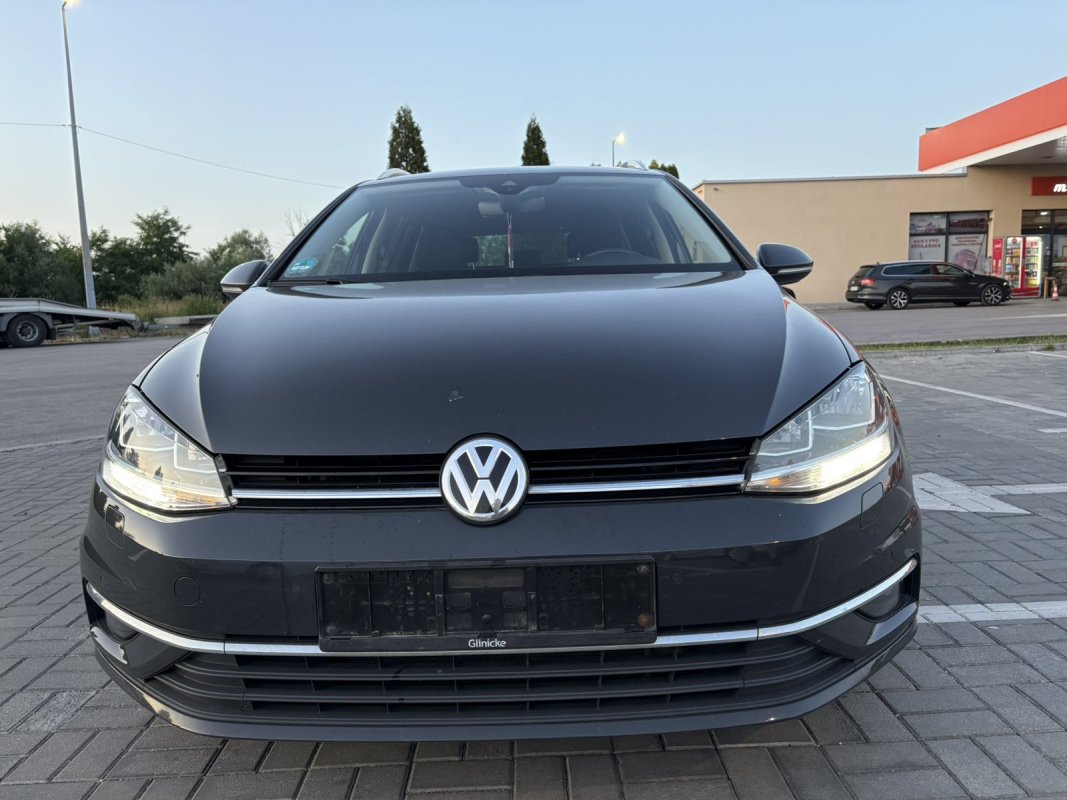 Automobil