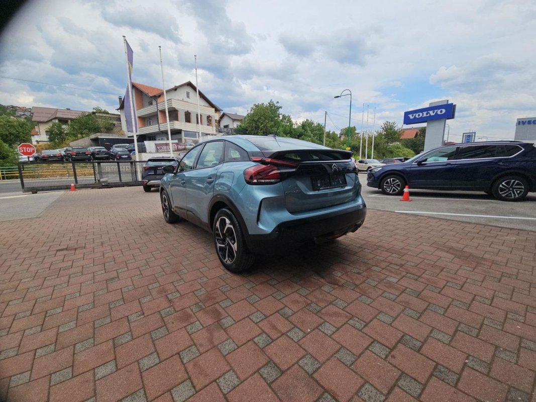 Automobil