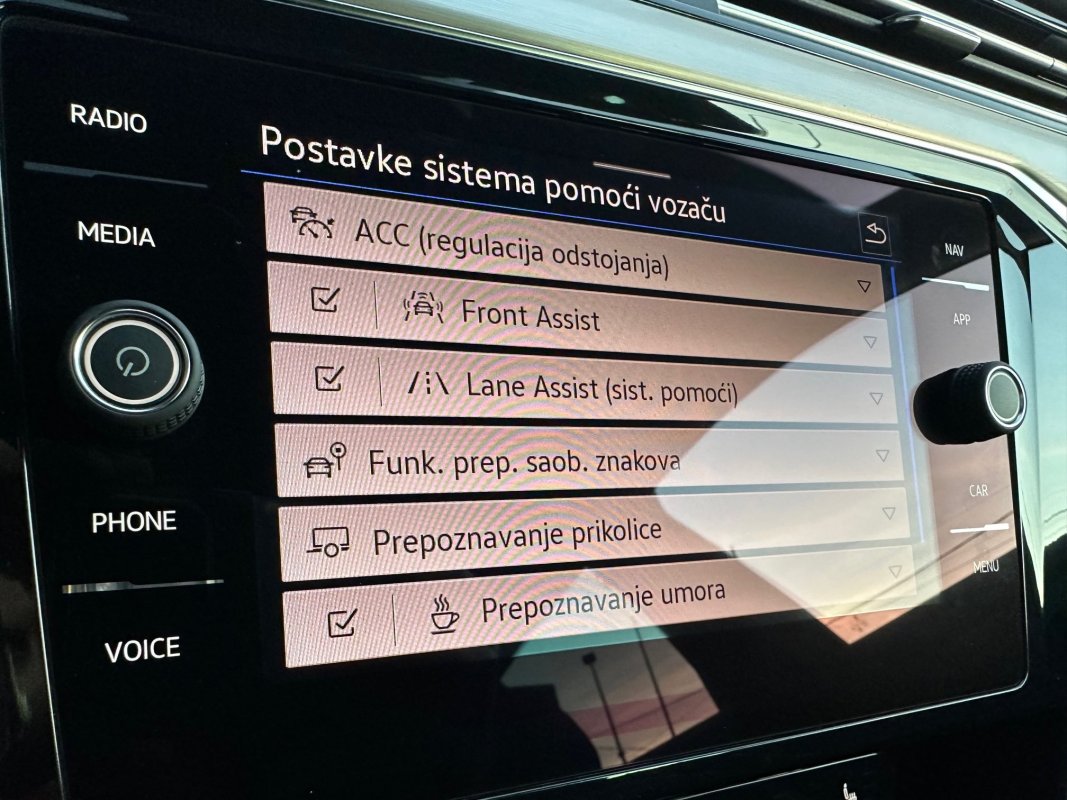 Automobil