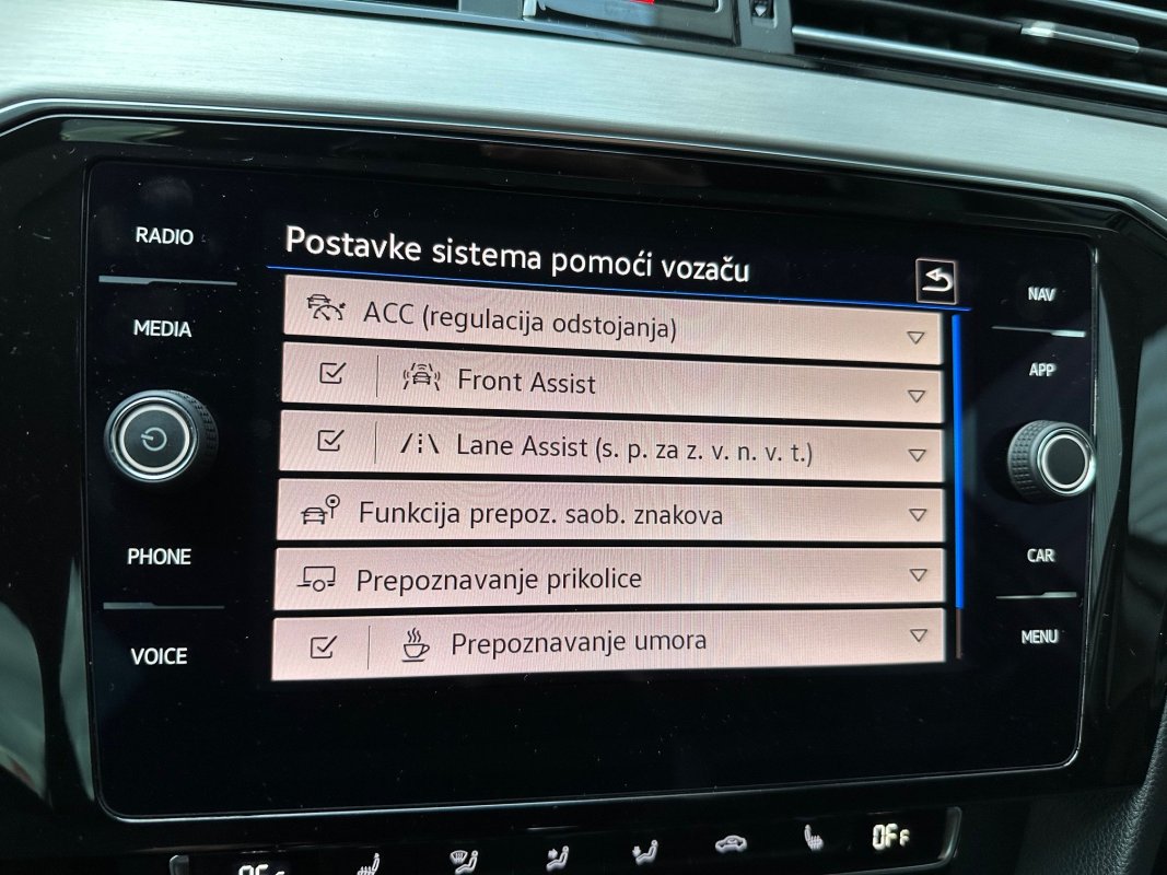 Automobil
