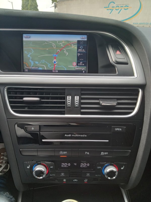 Automobil