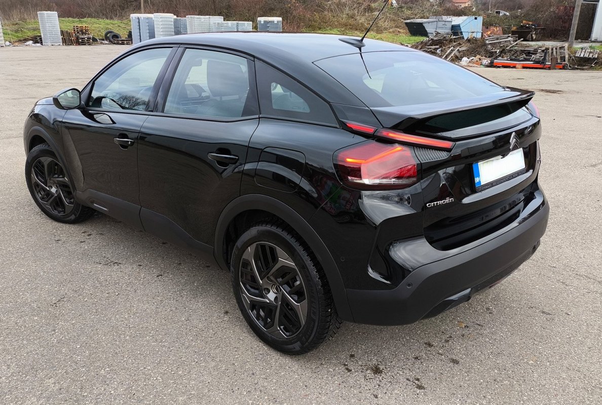 Automobil