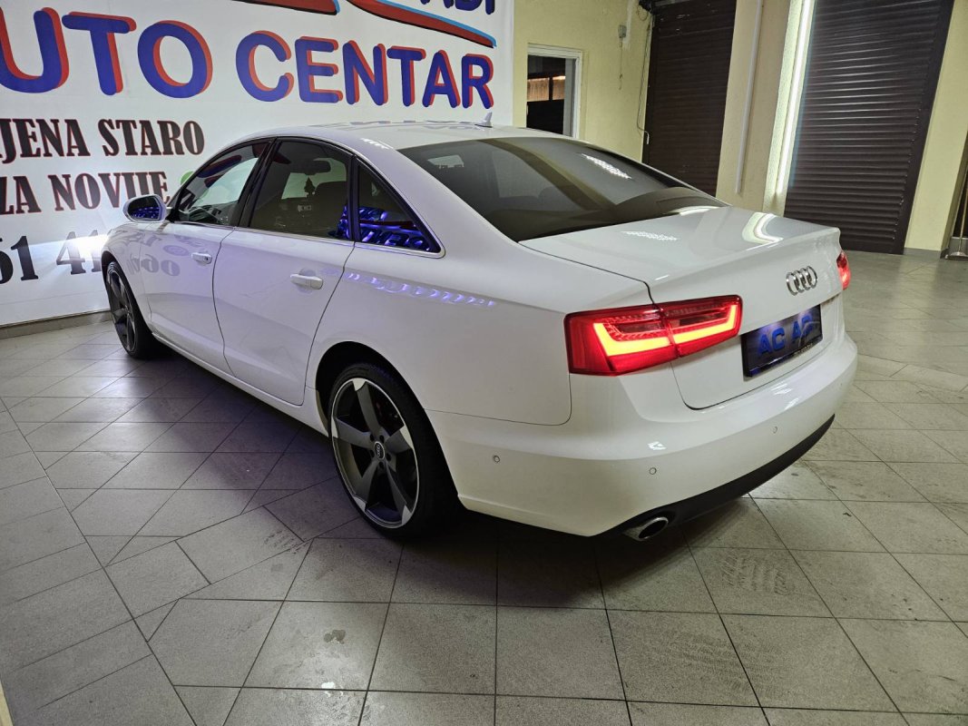 Automobil