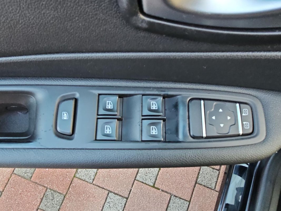 Automobil